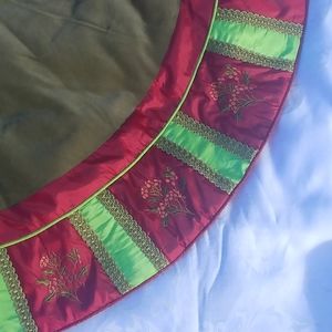 NWOT Elegant Christmas Tree Skirt